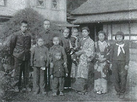 1944: Sugiyama family in front of the house.