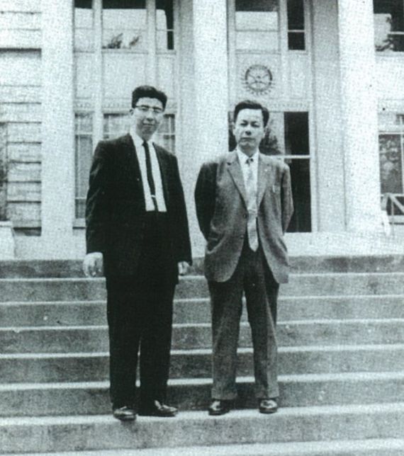 1965: In front of the International Rotary Club in Evanston, Illinois, USA.